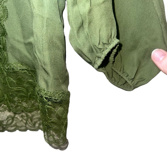 ALICE‎ + OLIVIA Farah Cold Shoulder Lace Trim Silk Top Sage Green Size Small - Picture 6 of 9